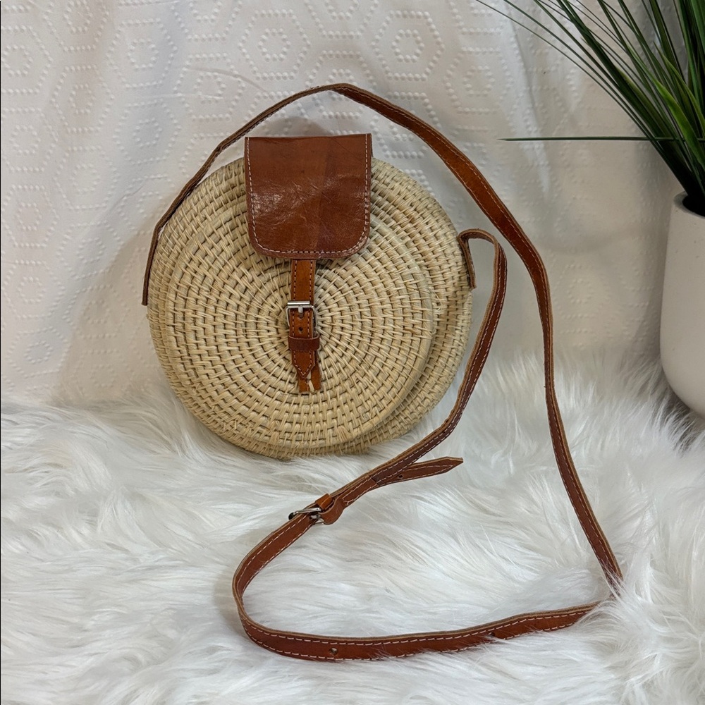 Vintage Round 8" Straw Crossbody W/ Leather Trim